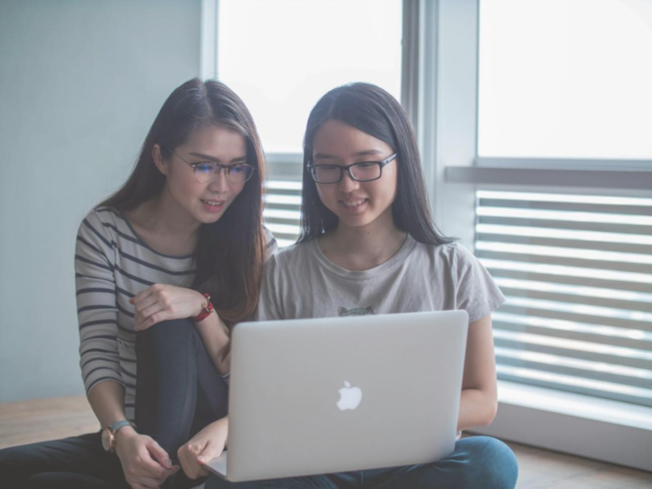 Étudiants travaillant ensemble sur des projets d'automatisation financière